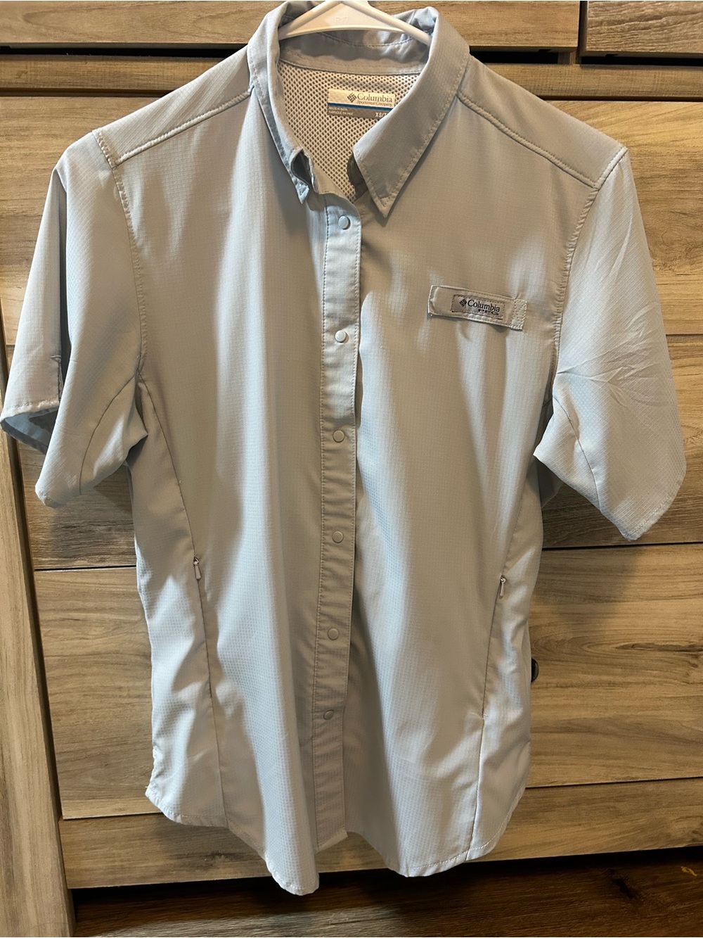 Columbia Men's Light Gray Short-Sleeve Button-Down Performance Shirt